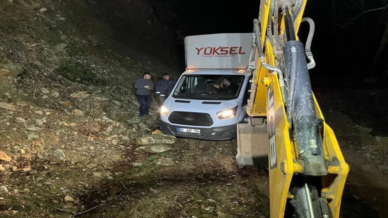 Navigasyonun yanılttığı 3 kişi, dağ yolunda araçla çamura saplanarak mahsur kaldı