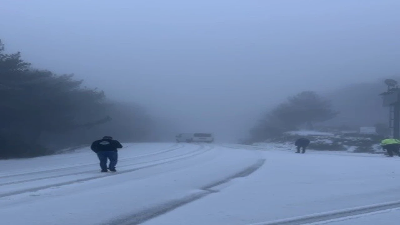 Osmaniyede dolu yağışı yolları beyaza bürüdü