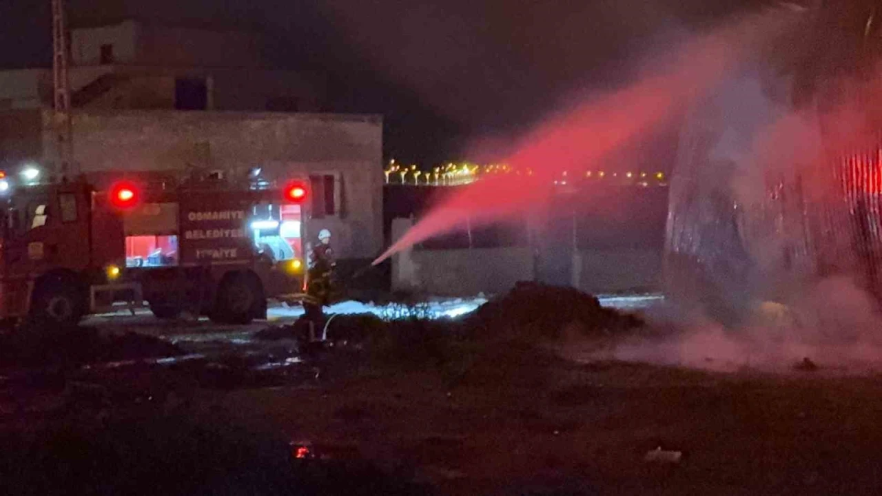 Osmaniyede karton fabrikasında çıkan yangın söndürüldü