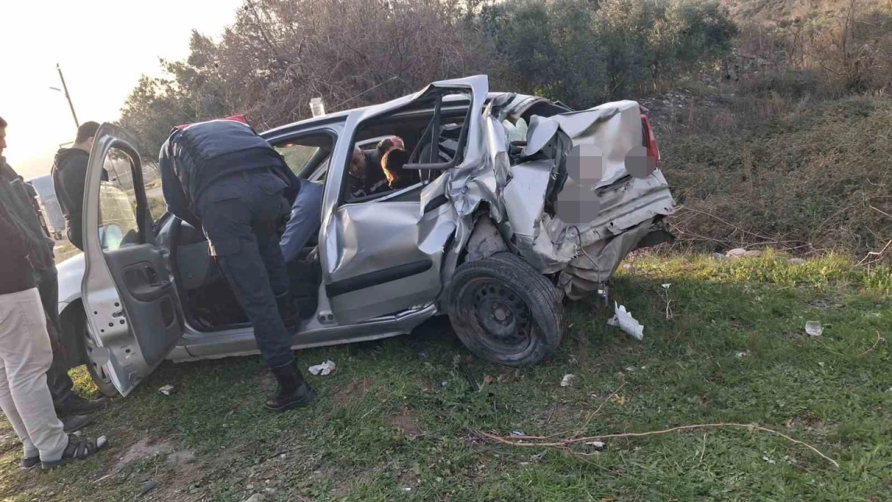 Osmaniyede minibüs ile otomobil çarpıştı: 2 yaralı