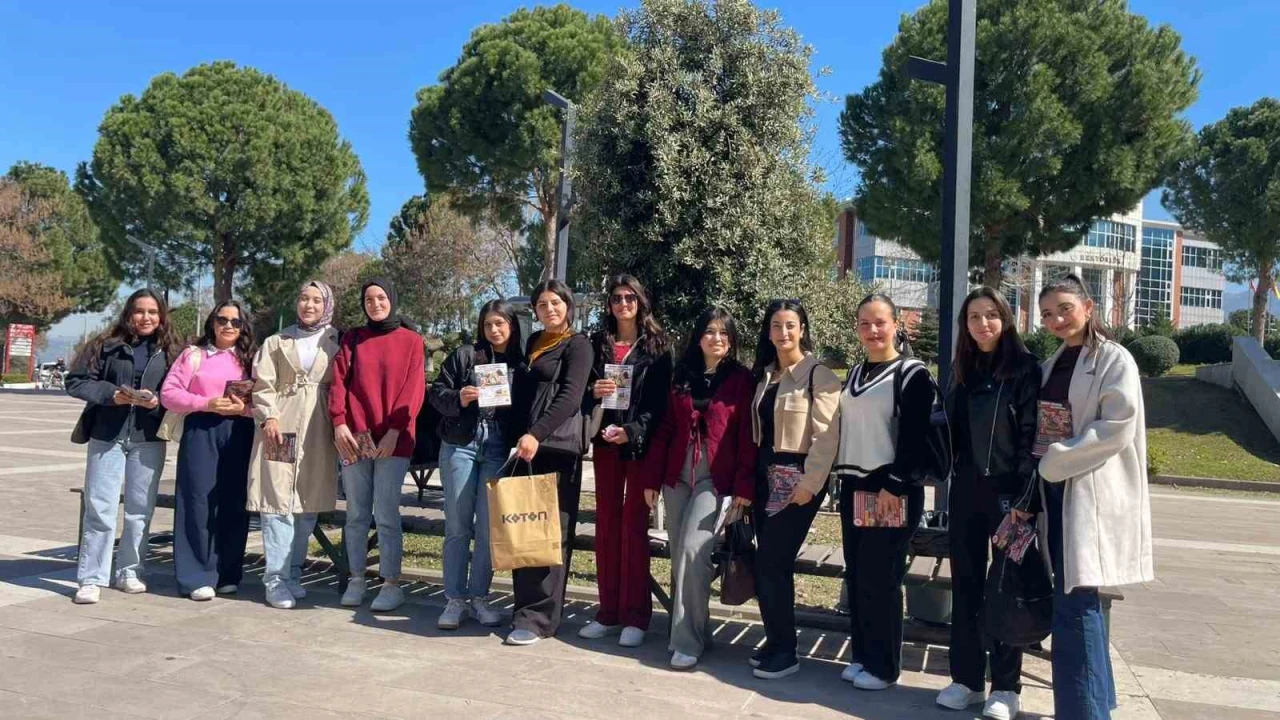 Osmaniyede öğrenciler Kadınlar Gününde gül şeklinde mum dağıttı