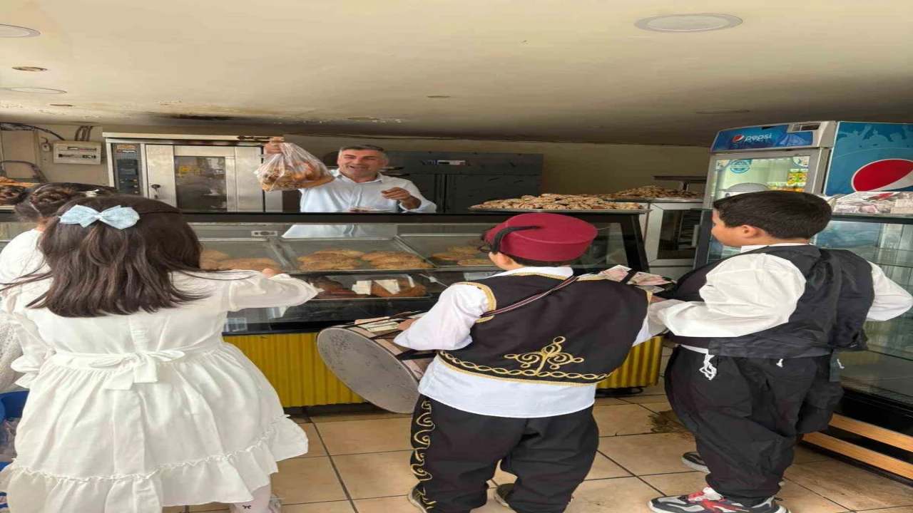 Osmaniyede öğrenciler maniler okudular, lokum dağıttı