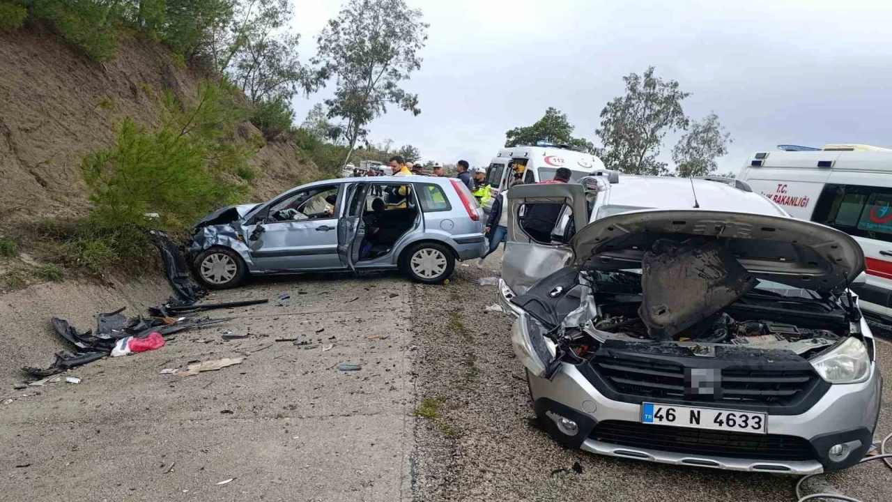 Osmaniyede otomobil ile ticari araç çarpıştı: 6 yaralı