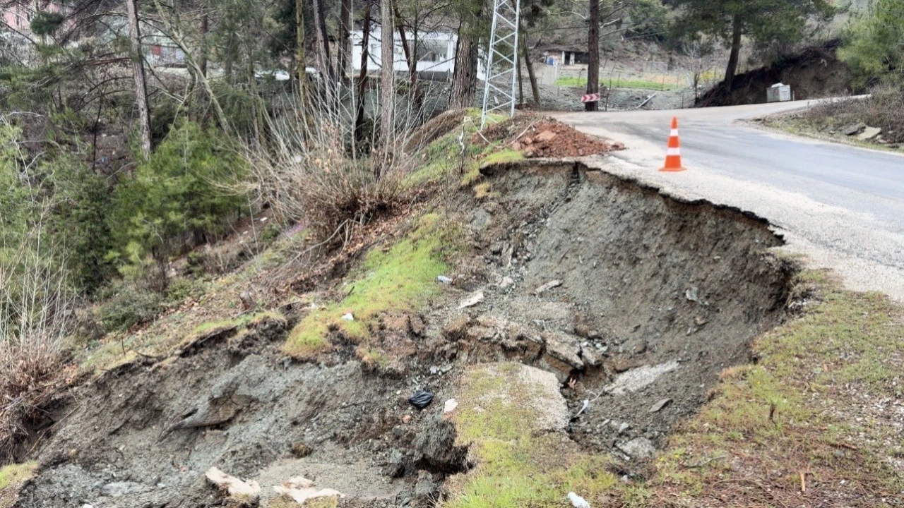 Osmaniyede yoğun yağmur sonrası yol çöktü