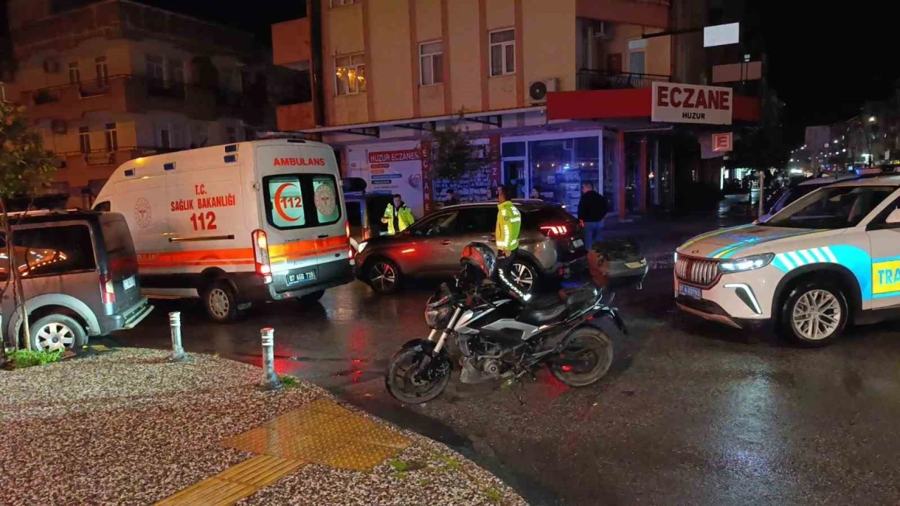 Otomobil ile motosikletin çarpışma anı kamerada: 1 yaralı