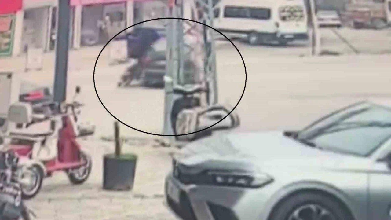 Otomobille çarpışan motosikletteki 2 kişinin yere savrulduğu anlar kamerada