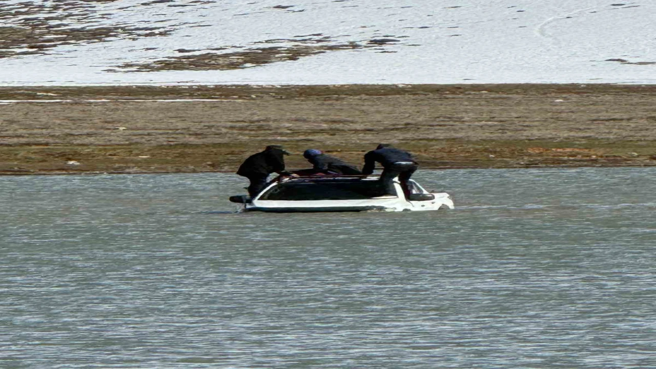 Otomobille girdikleri gölde mahsur kaldılar