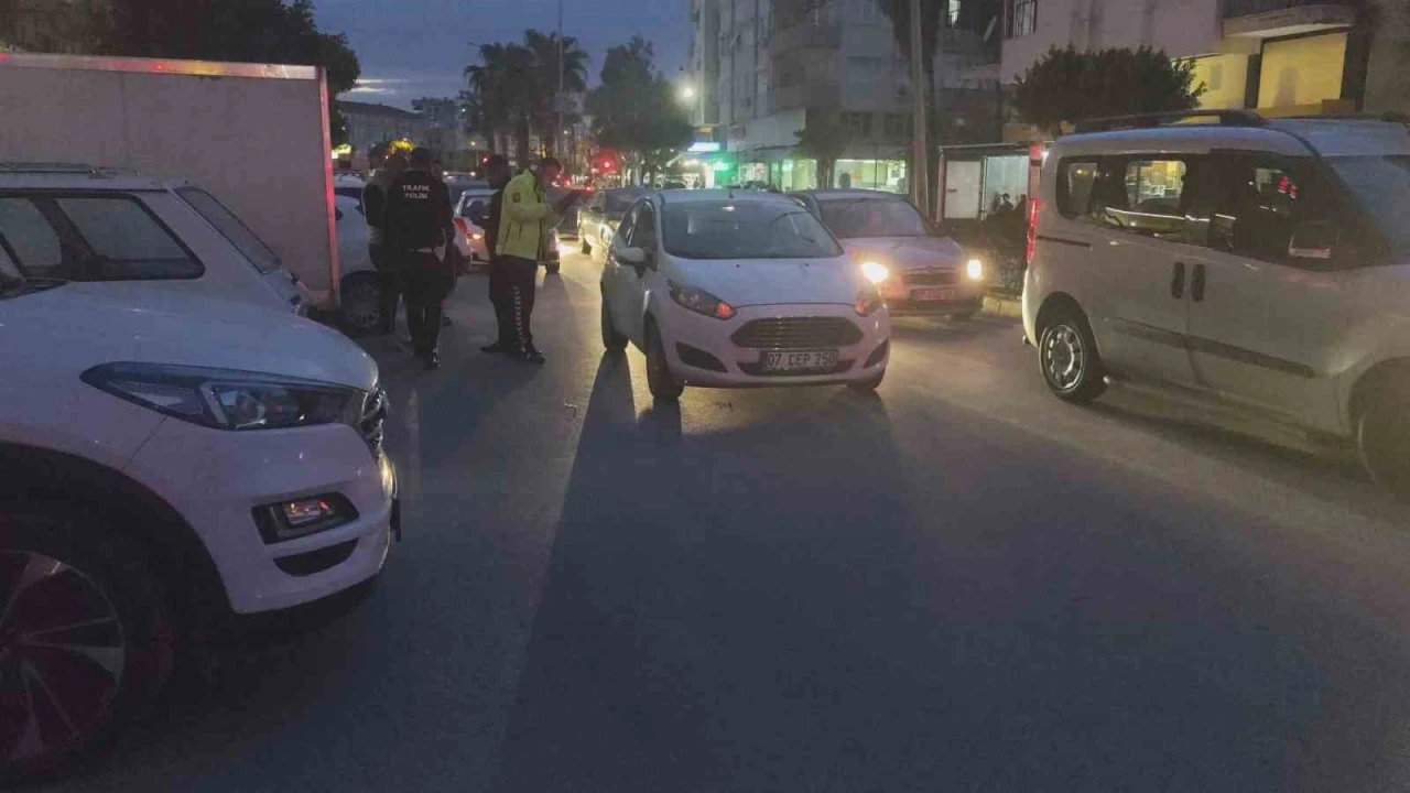 Park halindeki otomobilin açılan kapısına çarpan motosikletli yaralandı