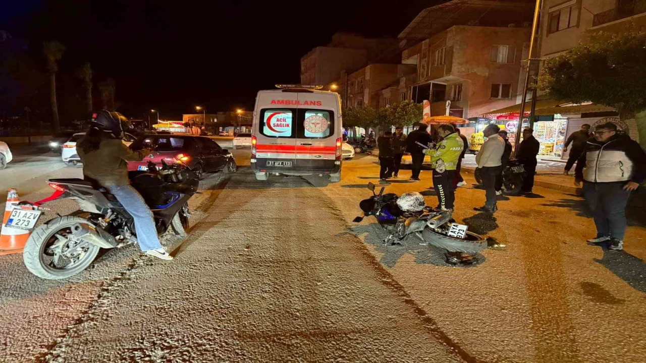 Payasta otomobille çarpışan motosikletin sürücüsü yaralandı