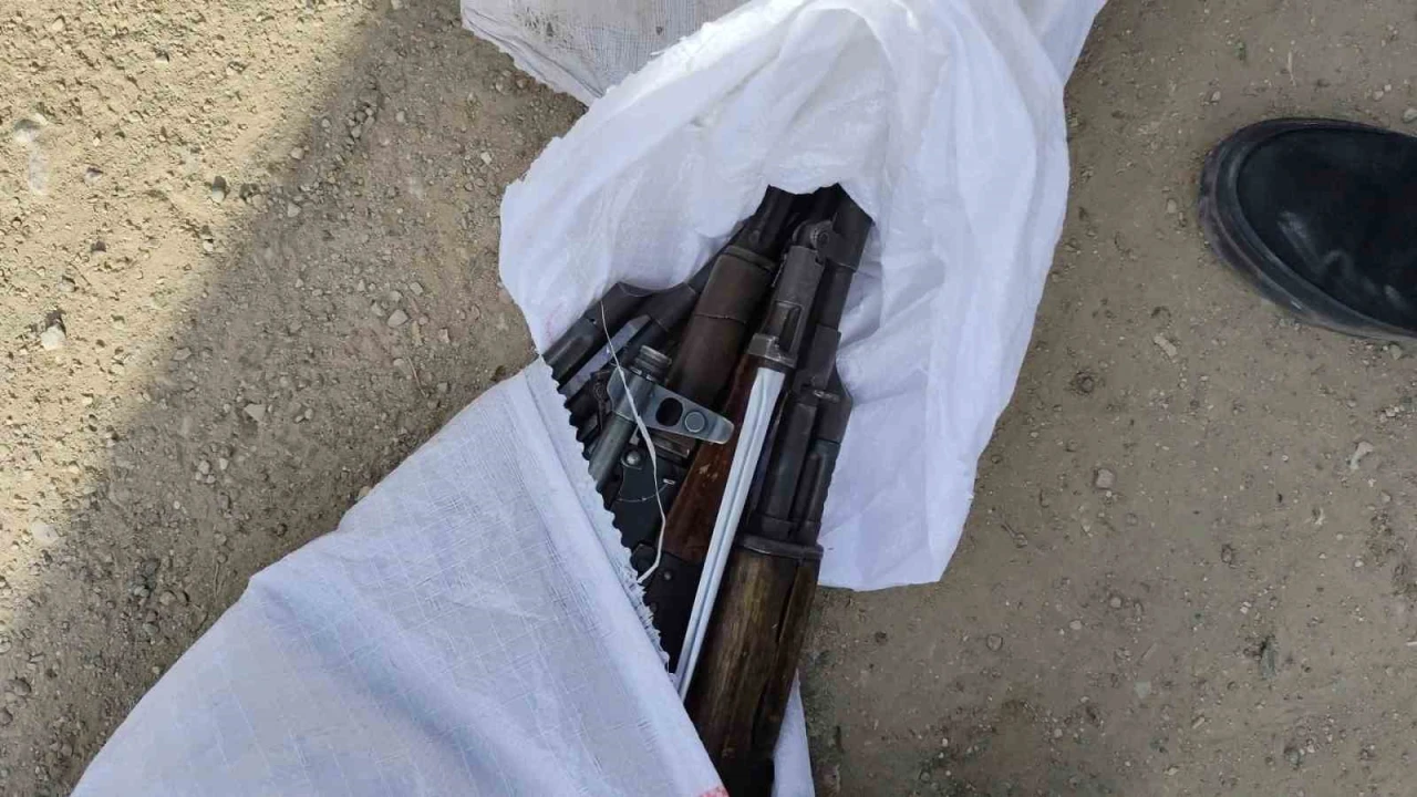 Polisten kaçarken içi kalaşnikof dolu çuvalı yola atan şahıslar yakayı ele verdi