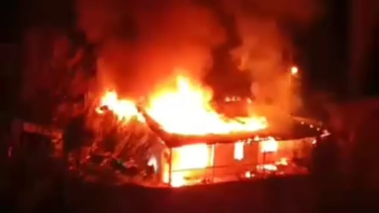 Saimbeylide alev alev yanan ev kullanılamaz hale geldi