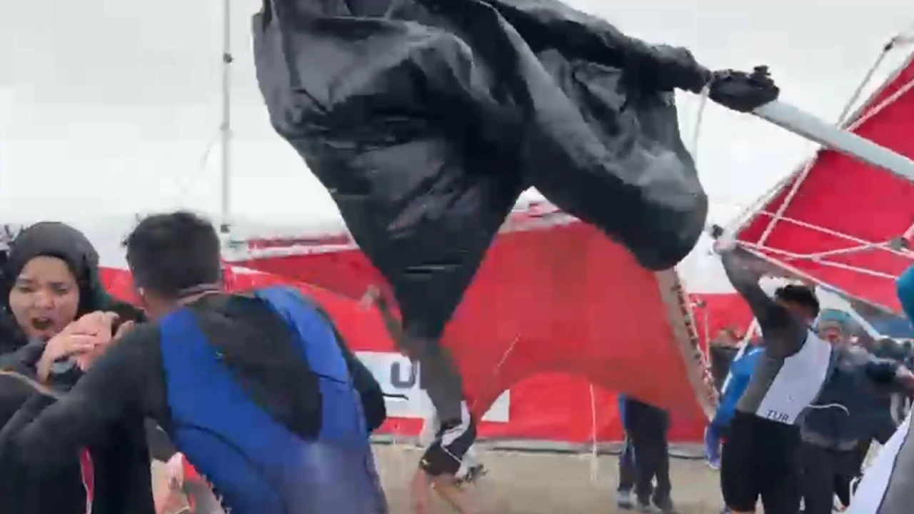 Salda Duatlonu Türkiye Kupasında şiddetli rüzgar çadır ve bariyerleri uçurdu, o anlar kameralara yansıdı