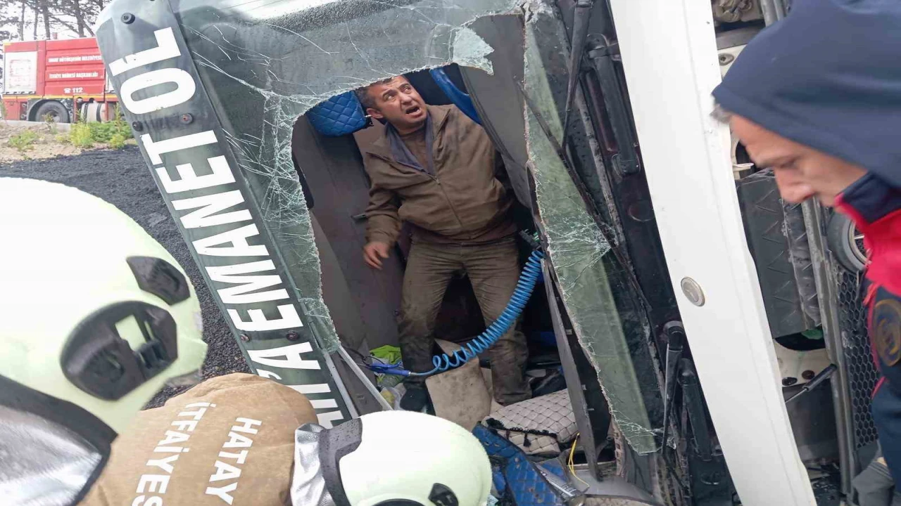 Samandağda devrilen tırın sürücüsü yaralandı