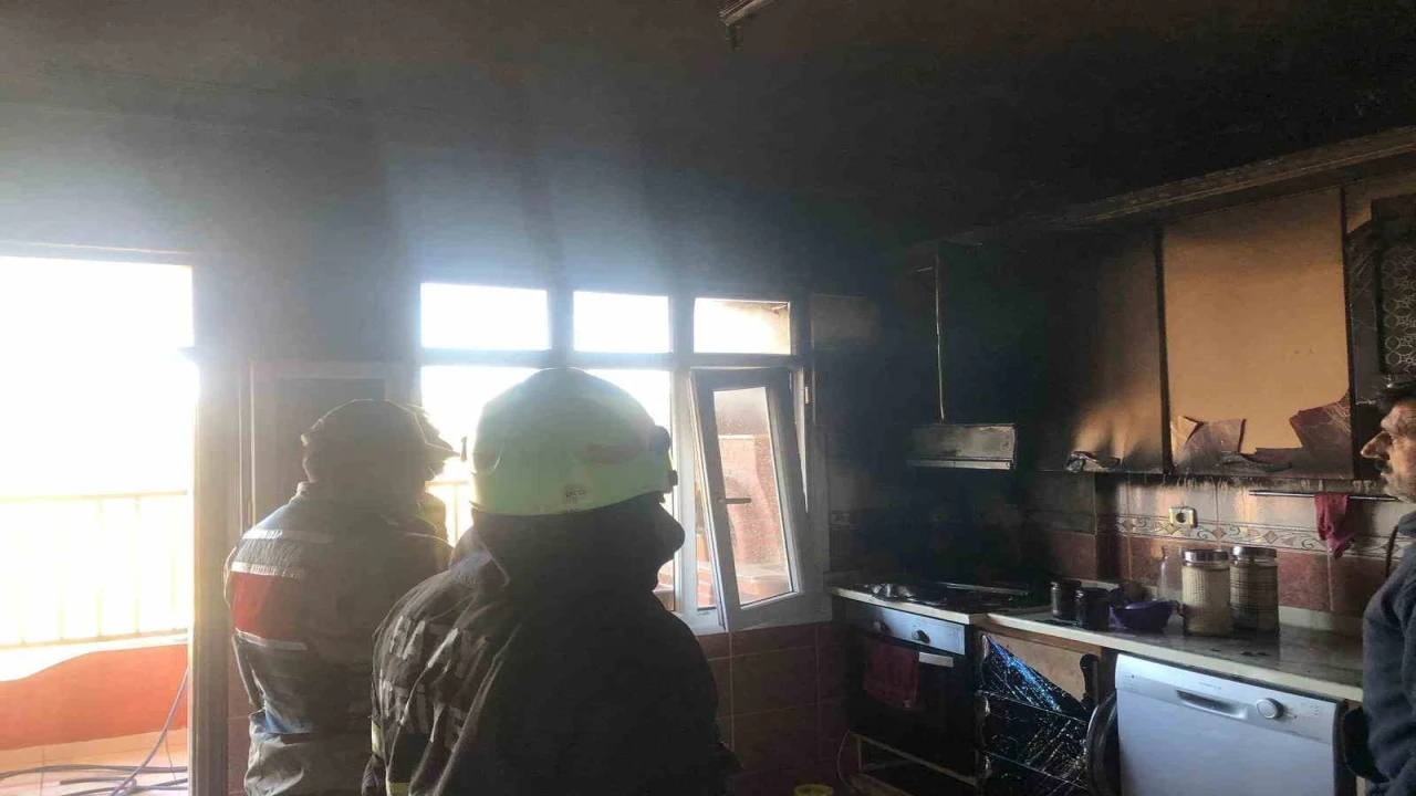 Samandağda evin mutfağından alevler yükseldi