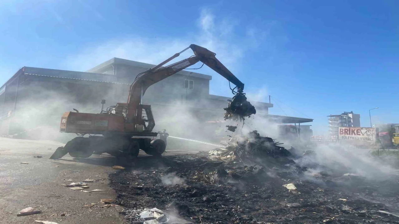 Sanayi sitesinde hurda yangını iş yerlerine sıçramadan söndürüldü