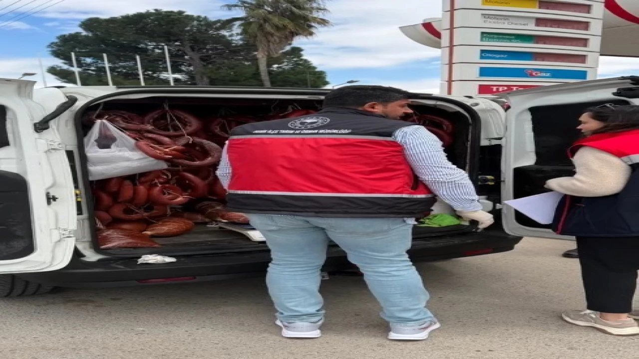 Serikte 176 kilogram tarihi geçmiş sucuk ele geçirildi