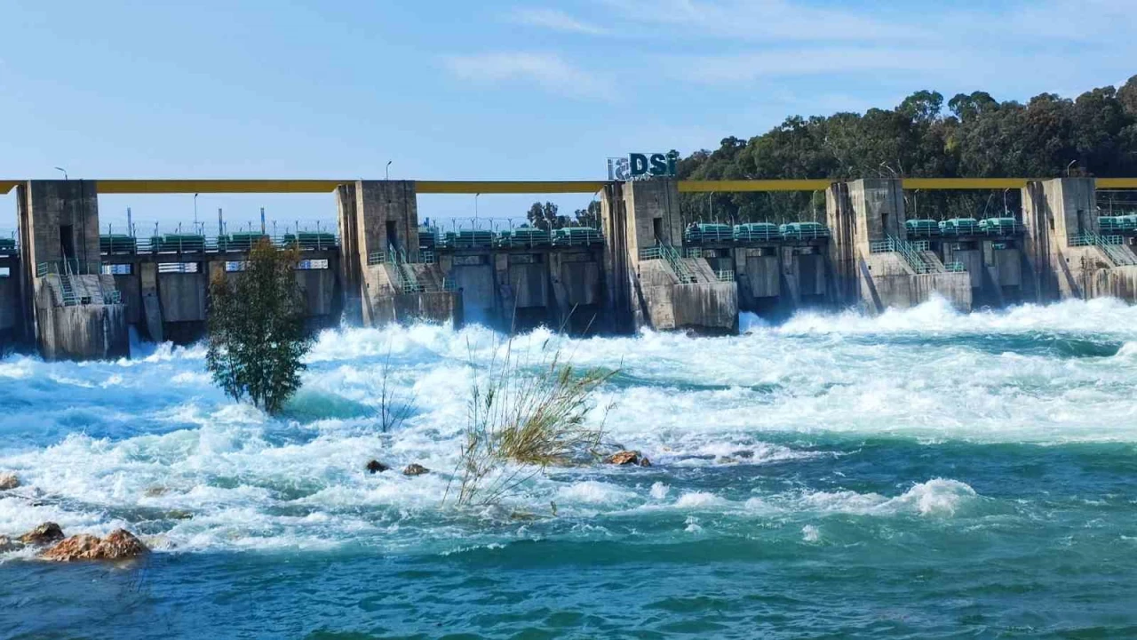 Seyhan Barajında kapaklar açıldı: Çağlayan sular Seyhan Nehri ile buluştu