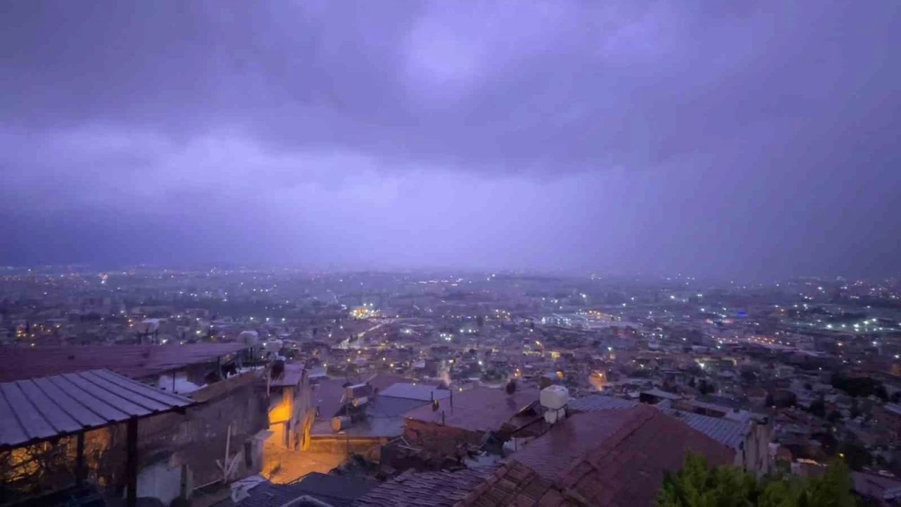 Şimşeklerin geceyi aydınlattığı Hatayda dolu yağışı yolları göle çevirdi