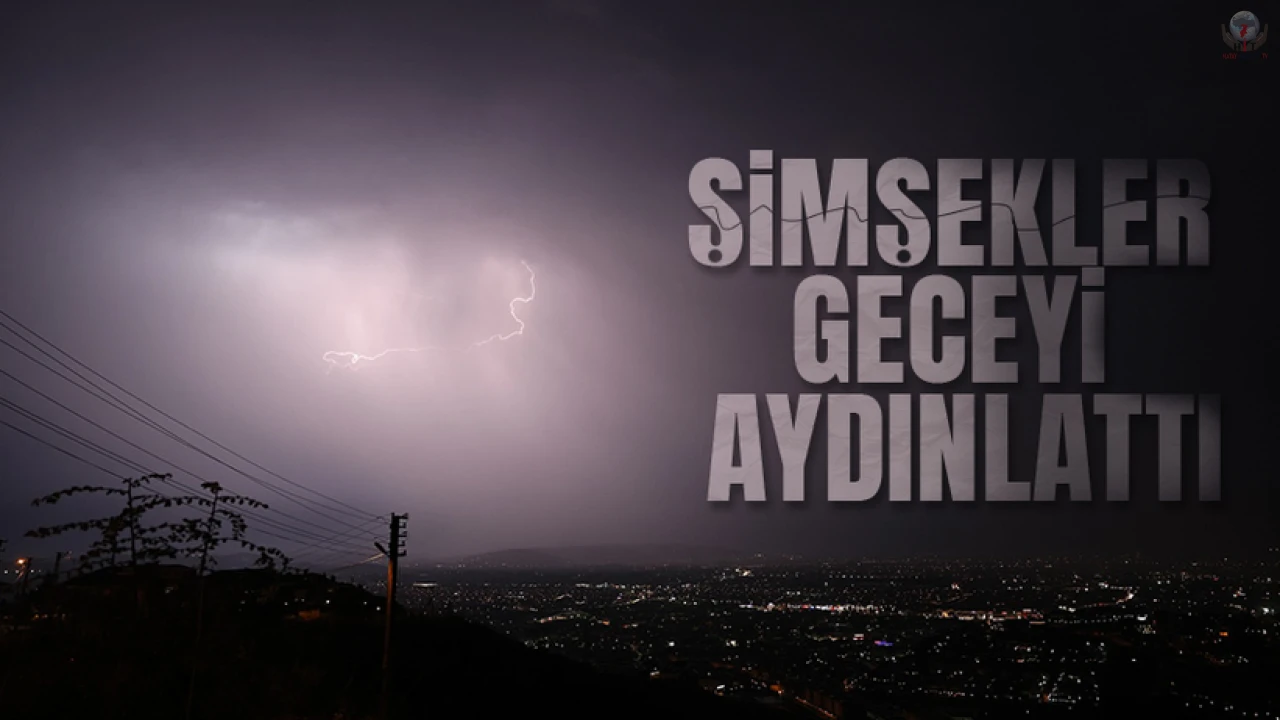 Şimşeklerin geceyi aydınlattığı Hatayda dolu yağışı yolları göle çevirdi