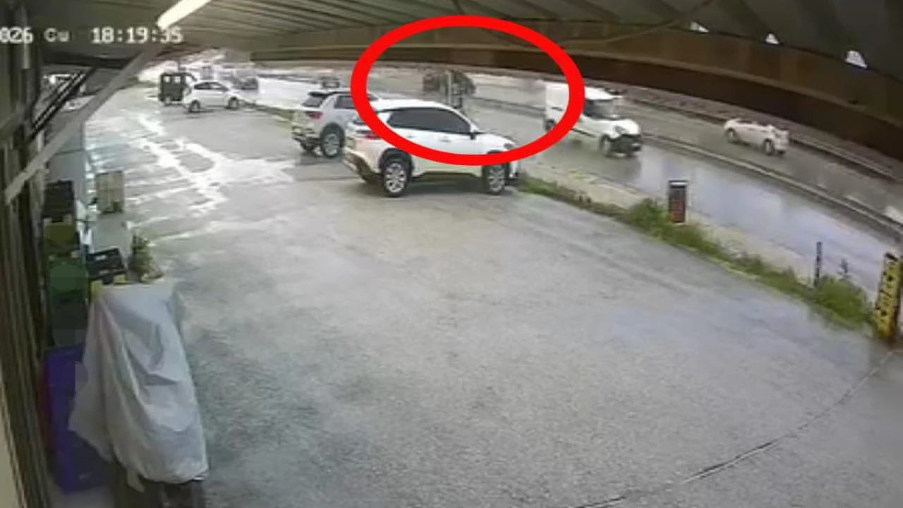 Sürücüsü markete gitti, el freni çekilmeyen otomobil ana yola çıktı