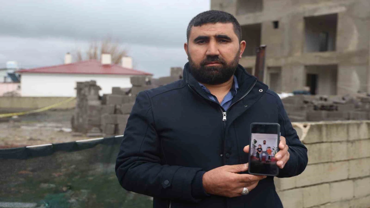 Suyla dolarak 2 kardeşe mezar olan havuz temelinin 8 aydır açık olduğunu söyleyen baba, evlatlarının acısıyla yaşıyor