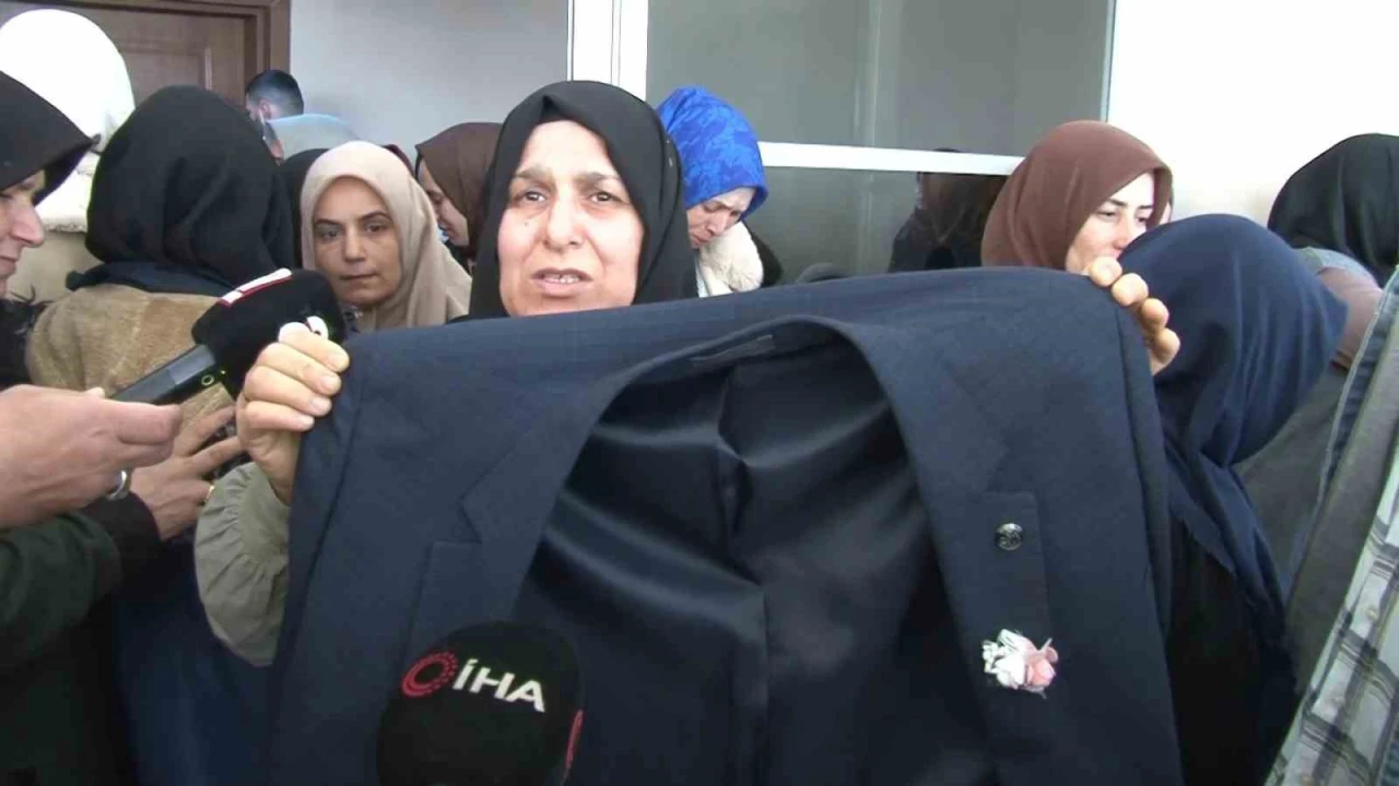 Tabutunun üzerine damatlığı konuldu: İranda hayatını kaybeden tır şoförü son yolculuğuna uğurlandı