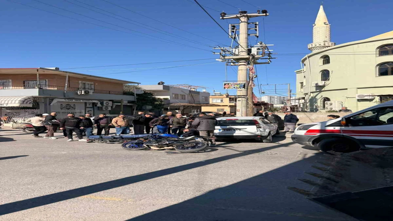 Tarsusta otomobil ile motosiklet çarpıştı: 2 yaralı