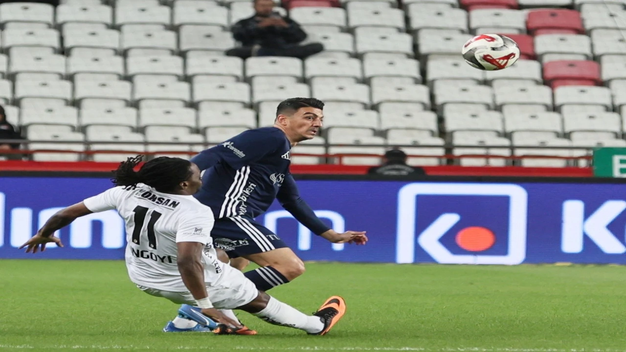 Trendyol Süper Lig: Antalyaspor: 0 - Gaziantep FK: 0 (İlk yarı)