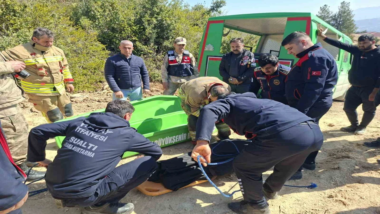 Uçuruma yuvarlanan hafriyat kamyonunun sürücüsü hayatını kaybetti