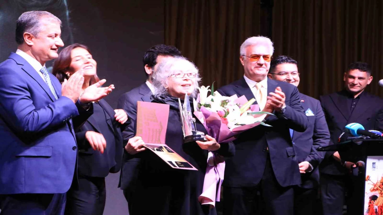 Uluslararası Tiyatro Festivalinde, Yaşam Boyu Başarı Ödülü sahibini buldu