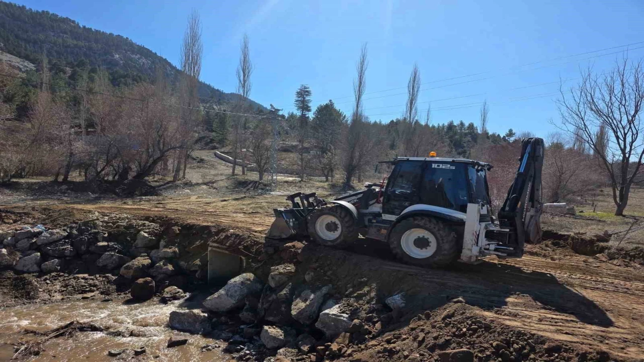 Yağışlar sonrası kapanan yol yeniden ulaşıma açıldı