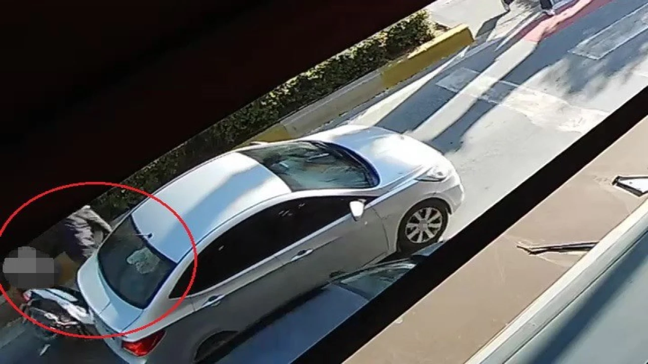 Yayaya yol vermek için duran otomobile arkadan çarptı o anlar güvenlik kamerasında