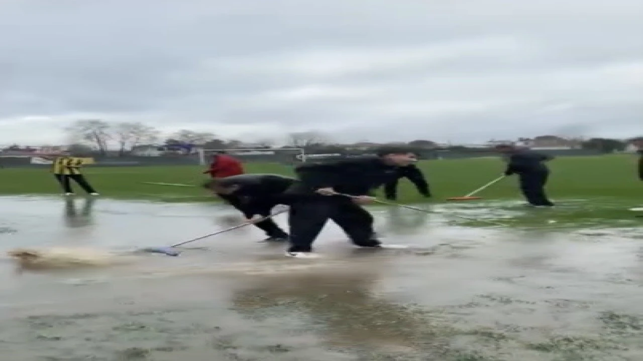 Yoğun yağış nedeniyle oluşan su birikintilerini taraftar ve görevliler temizledi