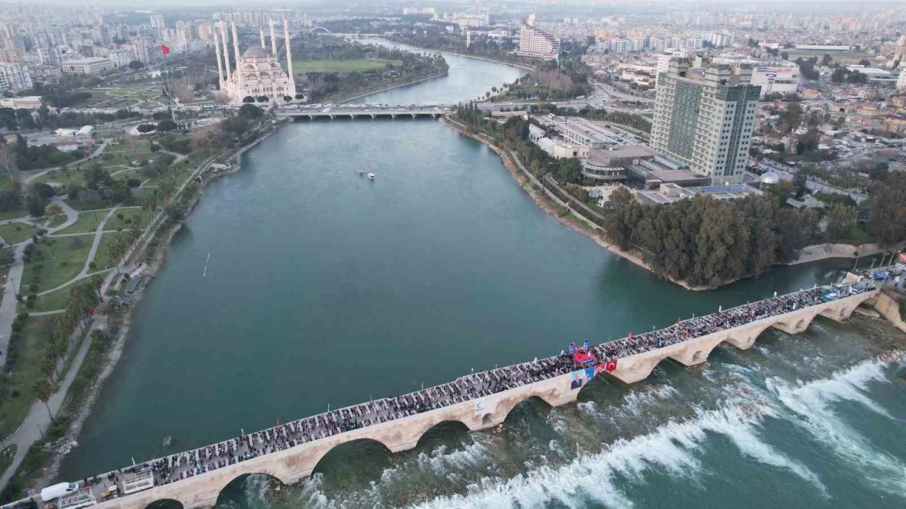 Yüreğir Belediyesi tarihi Taşköprüde halk iftarı düzenledi