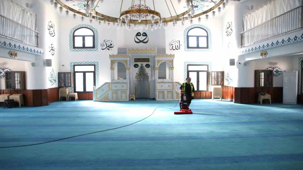 Yüreğir Belediyesinden ibadethanelerde bayram temizliği