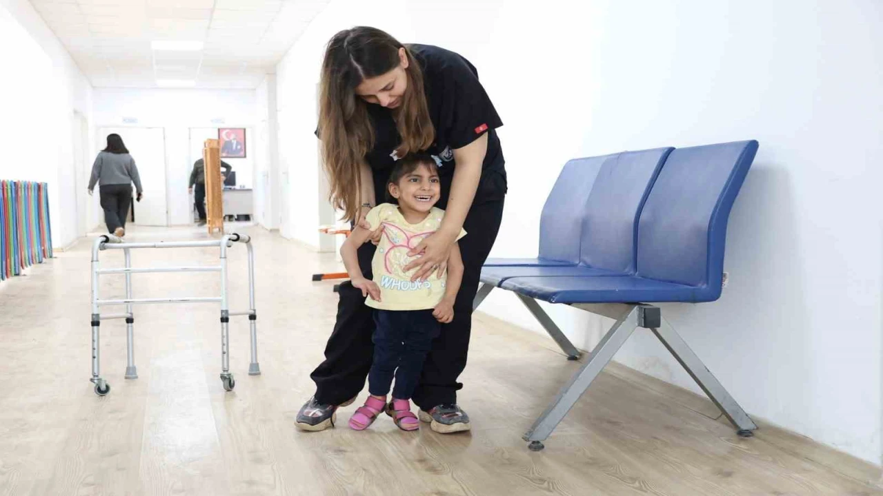 Ada Sunun 2 yıl süren fizik tedaviyle ilk adımlarını atması yürekleri ısıttı