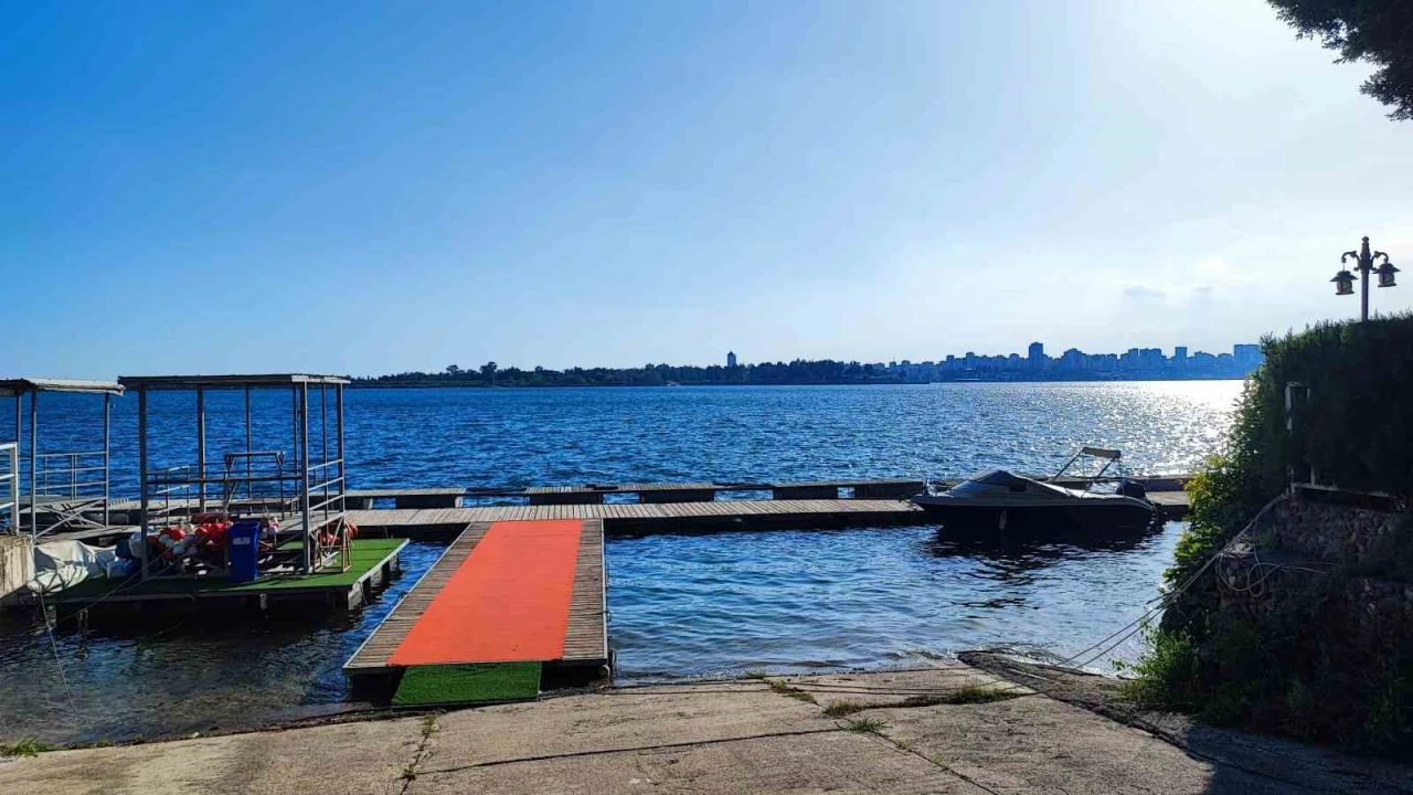 Adanada baraj gölünde boğulma tehlikesi geçiren genç hastaneye kaldırıldı