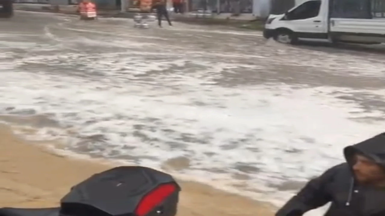 Adanada dolu, sağanak ve hortum hayatı felç etti