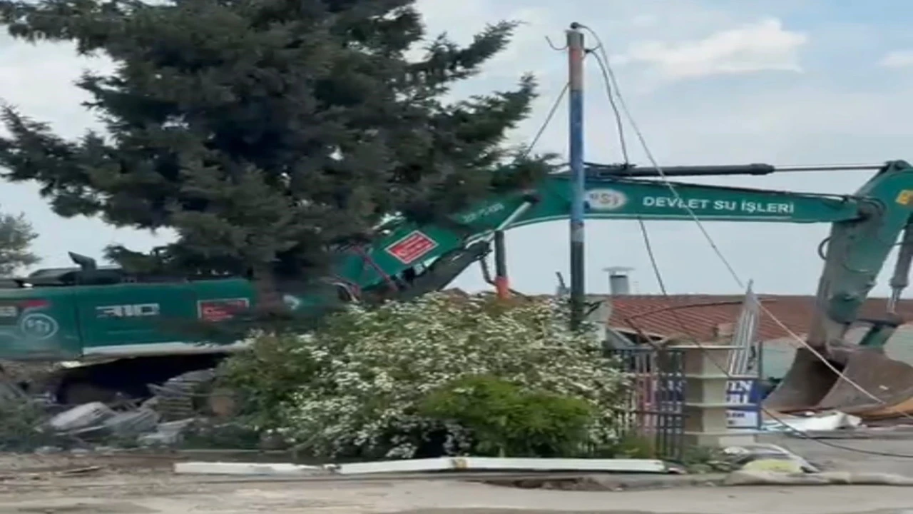 Adanada göl kıyısındaki kaçak yapıların yıkımı sürüyor