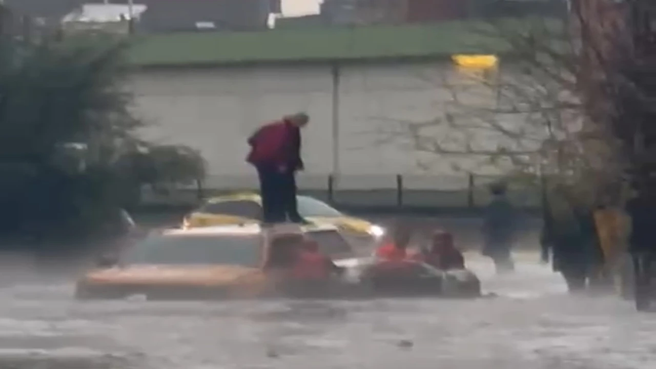 Adanada göle dönen yolda mahsur kalan araçtaki 2 kişi kurtarıldı