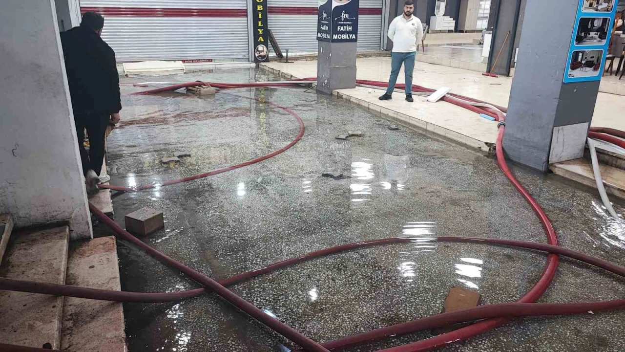 Adanada iş hanını 27 yıldır su basıyor