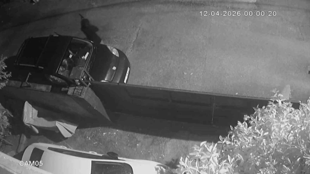 Adanada kasklı saldırgan dehşeti: Eve tüfekle kurşun yağdırdı