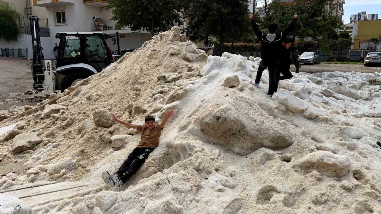 Adanada nisan ayında çocukların kar topu keyfi