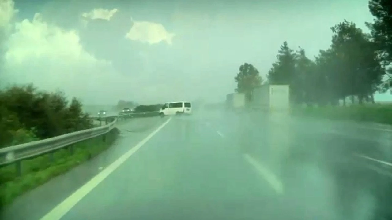 Adanada panelvan araç takla attı