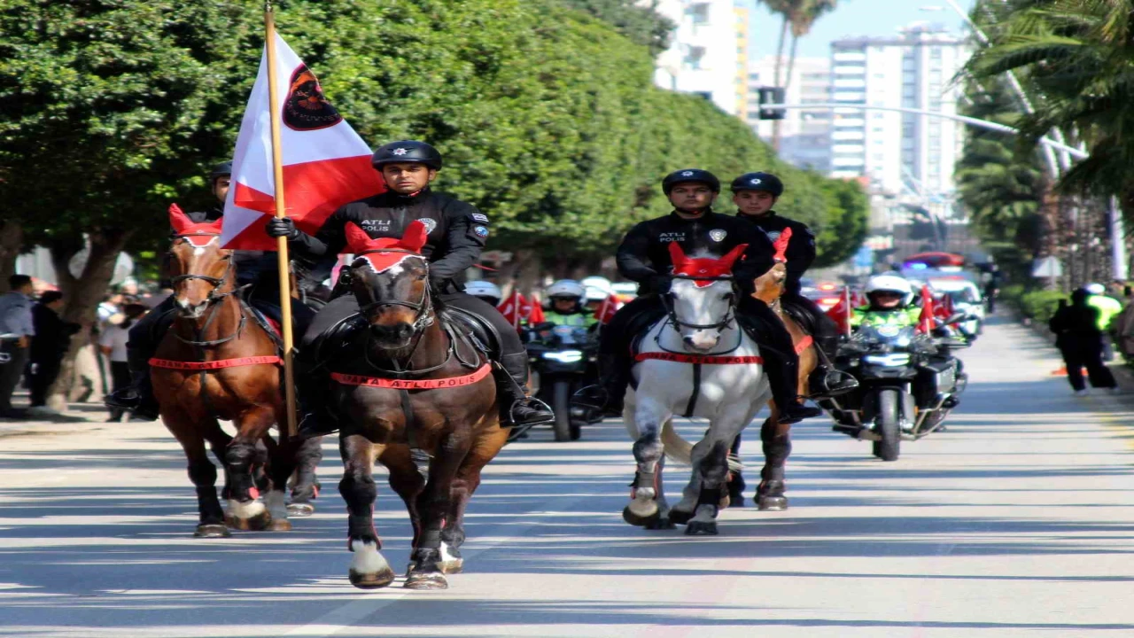 Adanada polis korteji nefes kesti