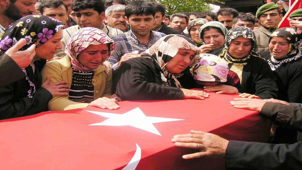 Adanada şehit annesinin dramı: Can verdim, evimde oturamıyorum