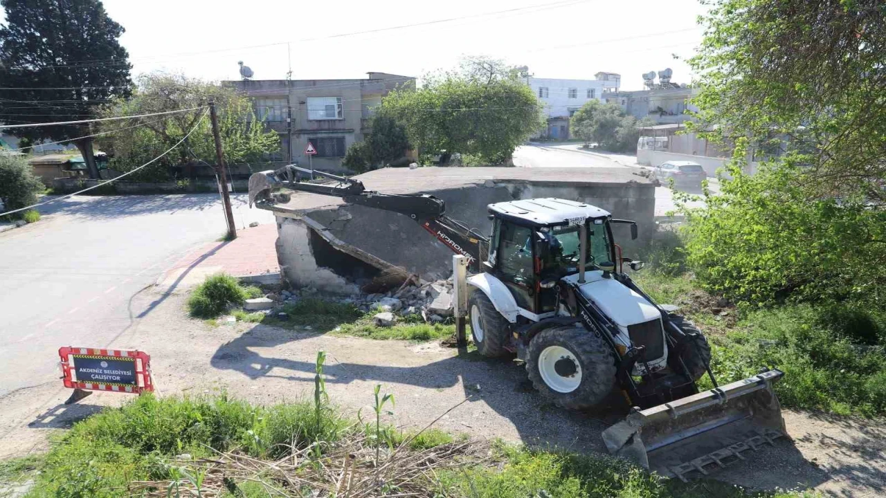 Akdenizde tehlike saçan metruk yapılar yıkılıyor