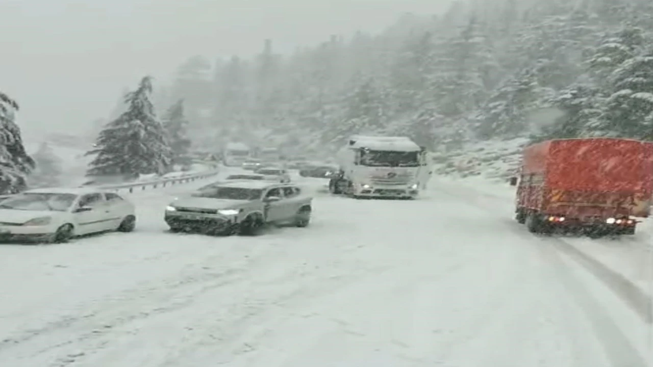 Alacabelde nisan ayında kar sürprizi, sürücüler zor anlar yaşadı