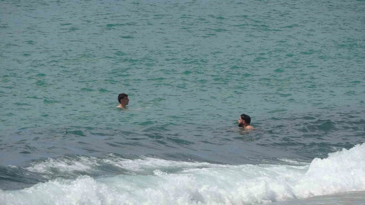Alanyada erken yaz görüntüleri: 21 dereceyi gören denize koştu