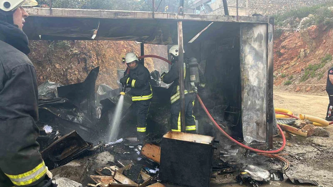 Alanyada işçilerin kaldığı konteyner alevlere teslim oldu